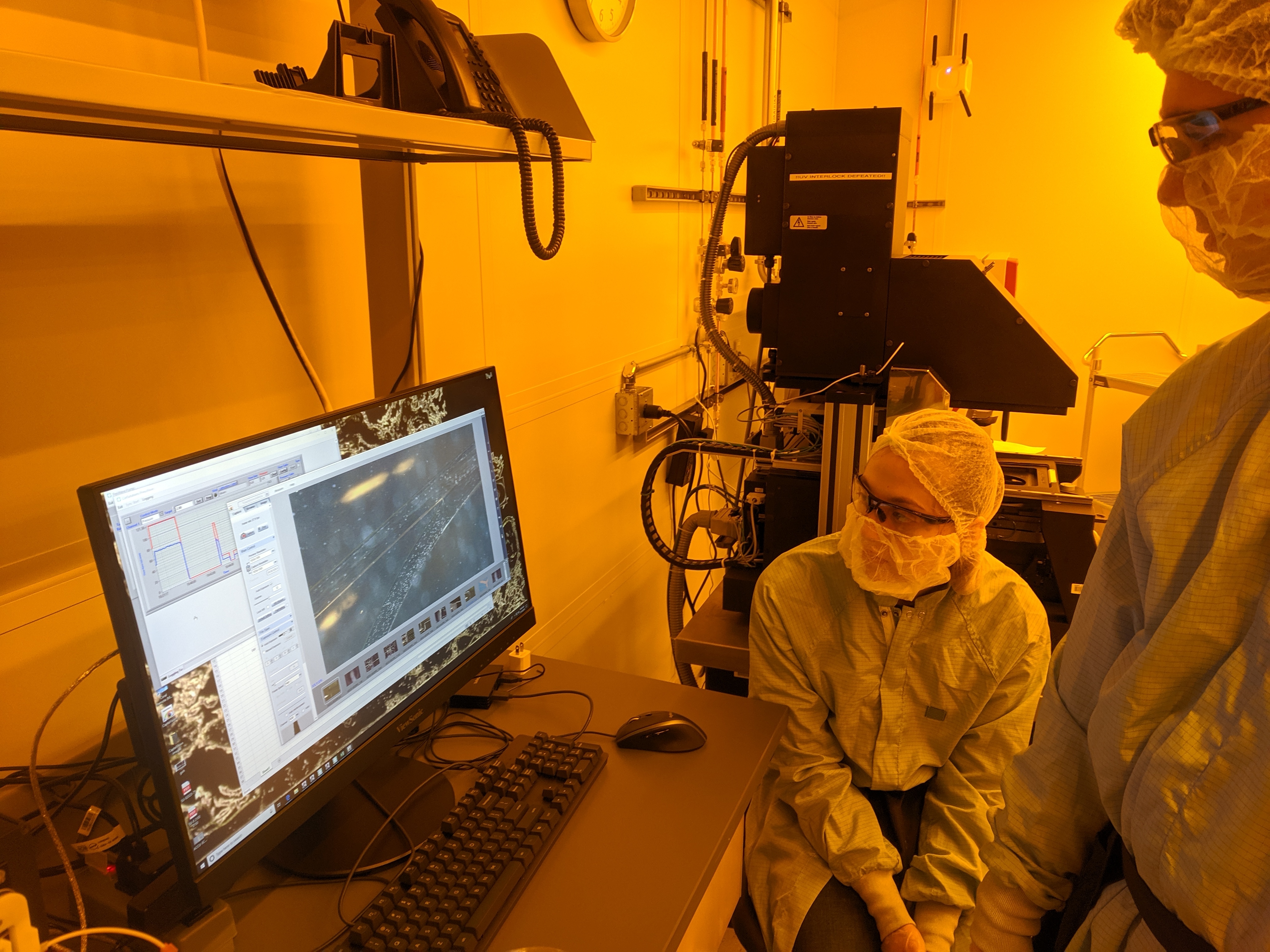 Students investigate particles on screen